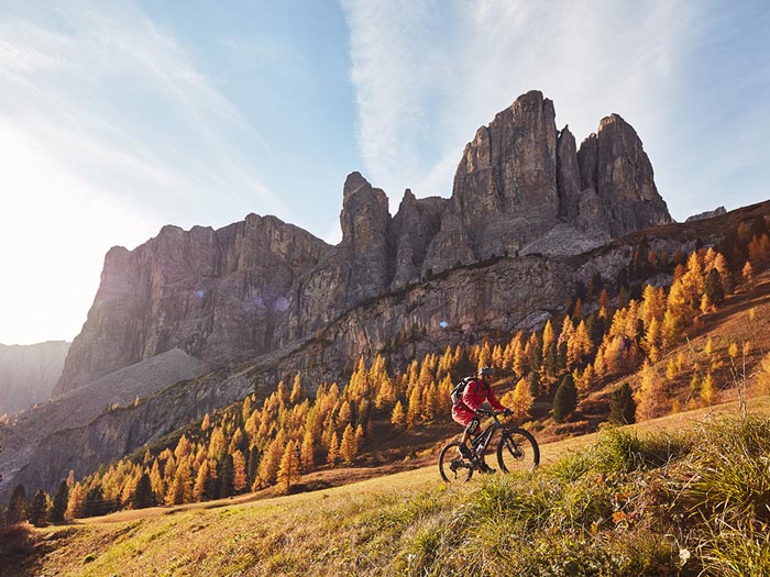 In bici sulle Dolomiti in autunno